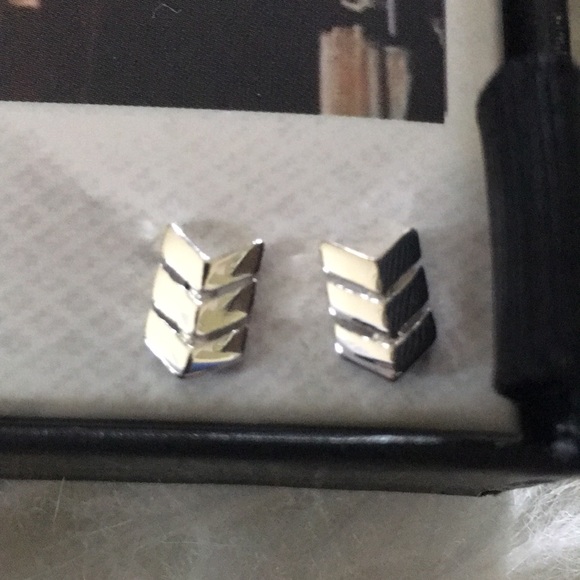 KITSCH Chevron/Arrow Necklace and Earring Set - Picture 3 of 5